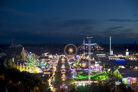 Deutschland, München, Blick auf das Oktoberfest bei Nacht, lizenzfreies Stockfoto