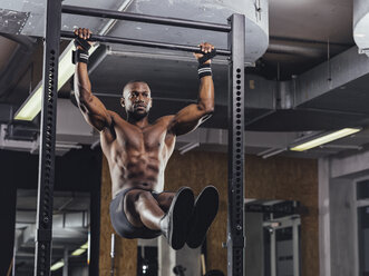 Athlete doing push ups in gym - MADF01347