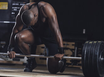 Athlete in gym doing weight lifting - MADF01352