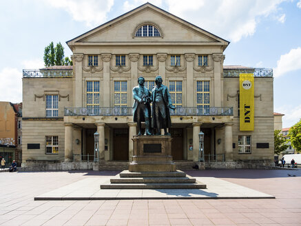 Deutschland, Weimar, Goethe-Schiller-Denkmal vor dem Deutschen Nationaltheater - AMF05294