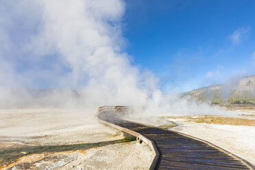 USA, Yellowstone-Nationalpark, Holzsteg durch das Biscuit Basin - FOF08917