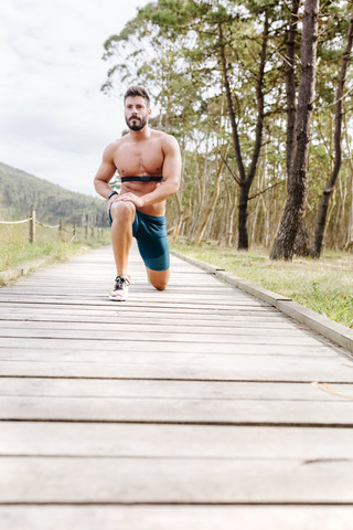 Mann mit nacktem Oberkörper beim Sport auf der Promenade, lizenzfreies Stockfoto