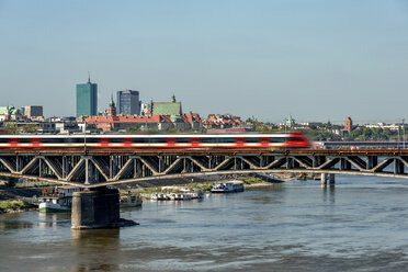 Polen, Warschau, Stadtbild mit Poniatowski-Brücke über der Weichsel - CSTF01263