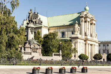 Polen, Warschau, Adam-Mickiewicz-Denkmal und Karmeliterkirche - CSTF01268