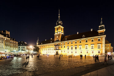 Poland, Warsaw, Royal Castle with castle sqaure at night - CSTF01271