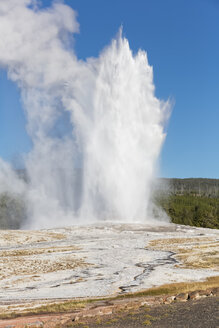 USA, Yellowstone Park, Wyoming, Old Faithful Geysir bricht aus - FOF08921