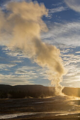 USA, Yellowstone Park, Wyoming, Old Faithful Geysir bricht aus - FOF08923