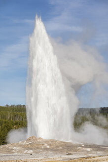 USA, Yellowstone Park, Wyoming, Old Faithful Geysir bricht aus - FOF08924