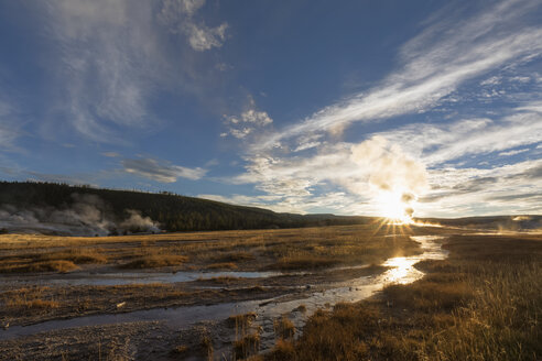 USA, Yellowstone Park, Wyoming, Old Faithful Geysir bricht aus - FOF08926