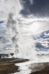 USA, Yellowstone Park, Wyoming, Old Faithful Geysir bricht aus - FOF08927