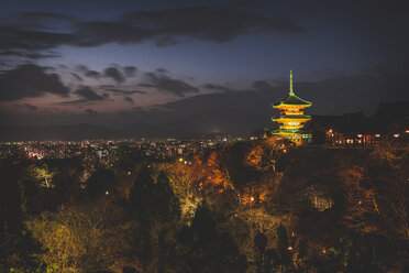 Japan, Kyoto, Kiyomizu-dera-Tempel und Stadtbild - KEBF00507