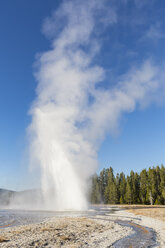 USA, Wyoming, Yellowstone National Park, Daisy Geysir bricht aus - FOF08932