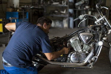Mechaniker arbeitet an einem Motorrad in der Werkstatt - ZEF13042