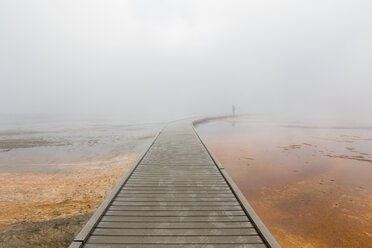 USA, Wyoming, Yellowstone-Nationalpark, Midway Geysir-Becken, Grand Prismatic Spring mit Promenade - FOF08939