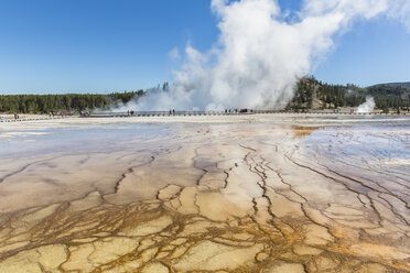 USA, Wyoming, Yellowstone-Nationalpark, Midway-Geysir-Becken, Promenade mit Touristen - FOF08941