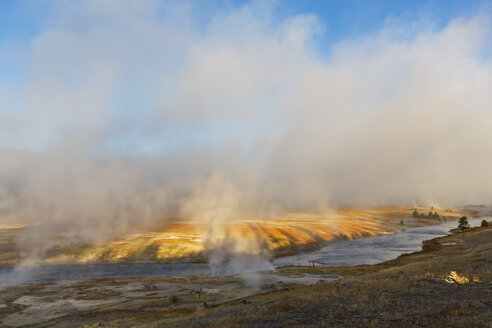 USA, Wyoming, Yellowstone-Nationalpark, Midway-Geysir-Becken, Firehole River - FOF08942