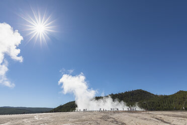 USA, Wyoming, Yellowstone-Nationalpark, Midway-Geysir-Becken, Promenade mit Touristen - FOF08948