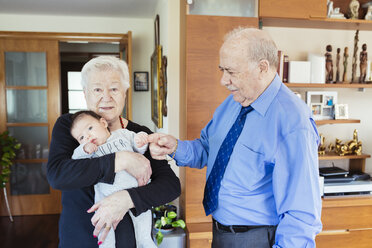 Great-grandparents with baby at home - GEMF01516