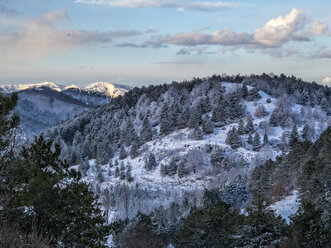 Italien, Umbrien, Apennin im Winter nach einem Schneesturm - LOMF00527