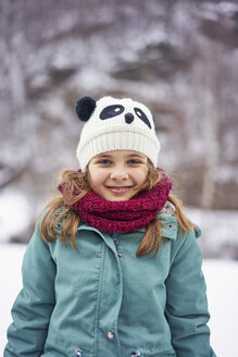 Porträt eines lächelnden Mädchens im Freien im Winter - XCF00142