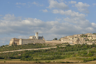 Italien, Umbrien, Assisi, Basilika des Heiligen Franz von Assisi und Stadtbild - LBF01573