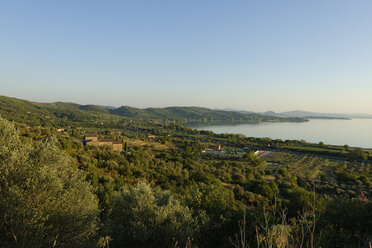 Italy, Umbria, east bank of Lake Trasimeno at evening twilight - LBF01577