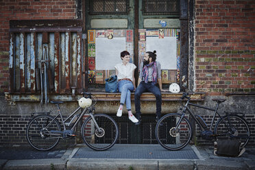 Couple with electric bicycles - RORF00657