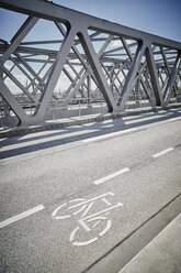 Deutschland, Hamburg, Fahrradspur auf einer Brücke - RORF00665