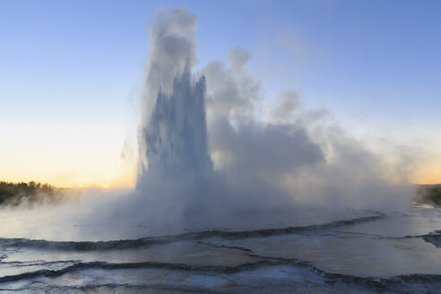 USA, Wyoming, Yellowstone-Nationalpark, Unteres Geysirbecken, Firehole Lake Drive, Großer Springbrunnen-Geysir - FOF08951