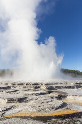 USA, Wyoming, Yellowstone-Nationalpark, Unteres Geysirbecken, Firehole Lake Drive, Großer Springbrunnen-Geysir - FOF08952