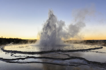 USA, Wyoming, Yellowstone-Nationalpark, Unteres Geysirbecken, Firehole Lake Drive, Großer Springbrunnen-Geysir - FOF08954