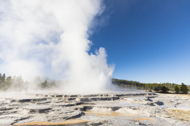 USA, Wyoming, Yellowstone-Nationalpark, Unteres Geysirbecken, Firehole Lake Drive, Großer Springbrunnen-Geysir - FOF08956