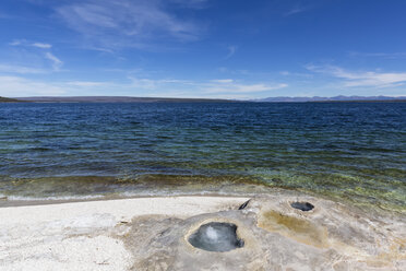 USA, Yellowstone-Nationalpark, West Thumb Geysir-Becken, Yellowstone-See - FOF08959