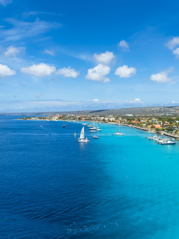 Karibik, Bonaire, Kralendijk, Küste und Stadtbild, lizenzfreies Stockfoto