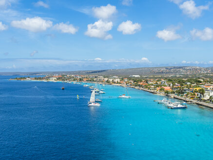 Karibik, Bonaire, Kralendijk, Küste und Stadtbild - AMF05298