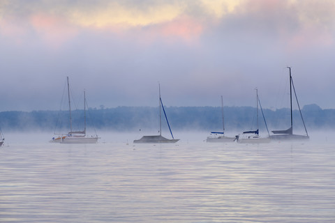 Deutschland, Bayern, Morgenstimmung am Starnberger See, gesehen von St. Heinrich bei Münsing, lizenzfreies Stockfoto