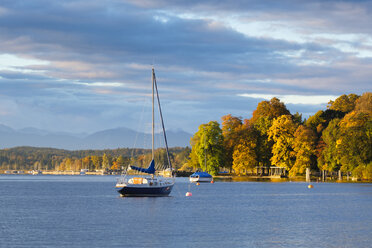 Deutschland, Bayern, Segelschiff auf dem Starnberger See am Morgen - SIEF07313