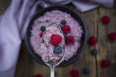 Löffel Overnight Oats mit Heidelbeeren und Himbeeren, Nahaufnahme - LVF05910