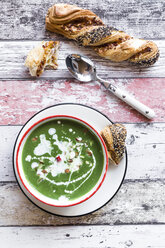 Schüssel Spinatsuppe mit Chilipods und Mandeln - SARF03211