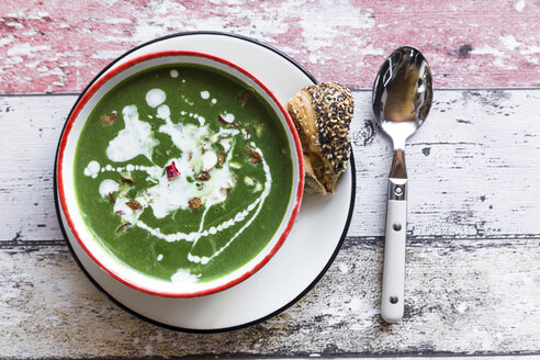 Schüssel Spinatsuppe mit Chilipods und Mandeln - SARF03212