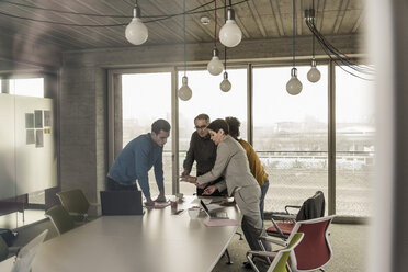 Geschäftstreffen im Büro - UUF09984