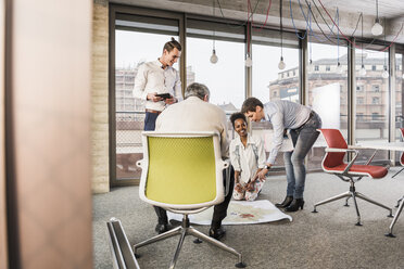 Geschäftsleute arbeiten an einem Projekt im Büro - UUF10048