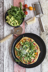 Vegetarian pizza with avocado, rocket, tomatoes and parmesan - SARF03214