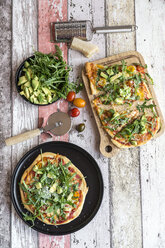 Vegetarische Pizza mit Avocado, Rucola, Tomaten und Parmesan - SARF03215