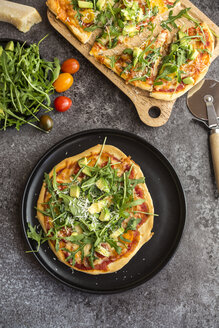 Vegetarische Pizza mit Avocado, Rucola, Tomaten und Parmesan - SARF03217