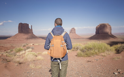 USA, Utah, Rückenansicht eines Mannes mit Rucksack mit Blick auf das Monument Valley - EPF00362