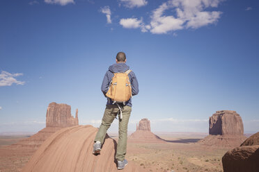 USA, Utah, Rückenansicht eines Mannes mit Rucksack mit Blick auf das Monument Valley - EPF00364