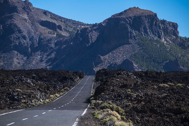 Spanien, Teneriffa, leere Straße in der Region El Teide - SIPF01427