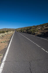 Spanien, Teneriffa, leere Straße in der Region El Teide - SIPF01428