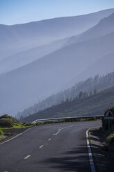 Spanien, Teneriffa, Straße in der Region El Teide - SIPF01429